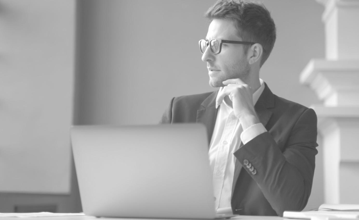Grupo de personas trabajando en planificación financiera colaborativa